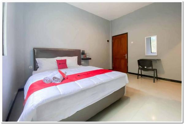 The photo shows the RedDoorz Syariah near T2 Juanda Airport 2 located in the city of Dares.