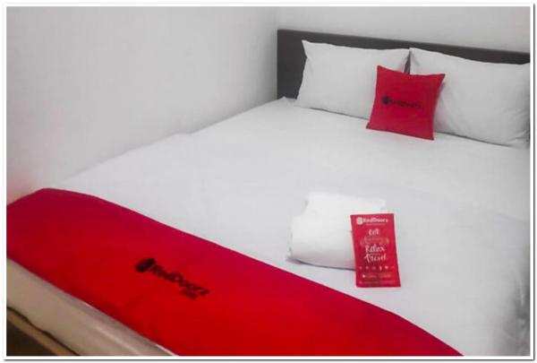 Στη φωτογραφία φαίνεται το αντικείμενο RedDoorz near Moro Mall Purwokerto 2 που βρίσκεται στην πόλη Purwokerto.