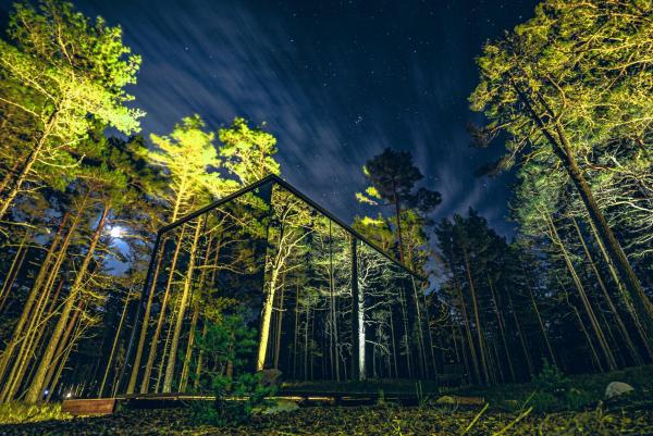A la foto es mostra l'objecte ÖÖD Hötels Rooslepa - Room#1-ÄLSKAR -with sauna situat a la ciutat de Dirhami.