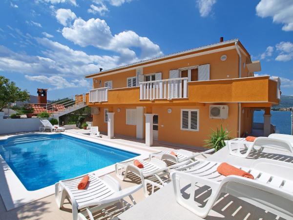 Na fotografii je vidět objekt Apartment Mornar-3 by Interhome nacházející se ve městě Trogir.
