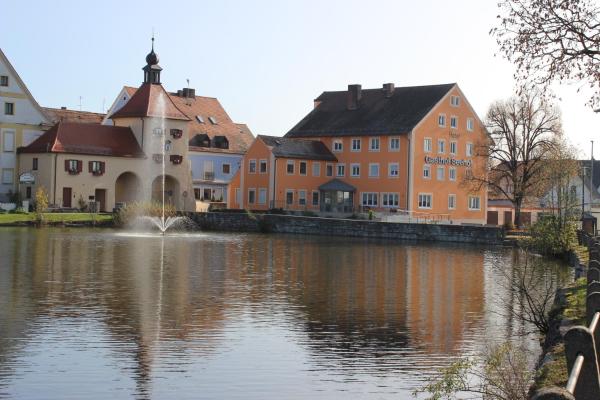 På billedet ses objektet Hotel Gasthof Seehof beliggende i byen Allersberg.