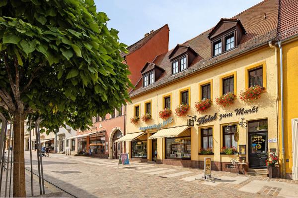 På billedet ses objektet Hotel-Pension zum Markt beliggende i byen Zwethau.
