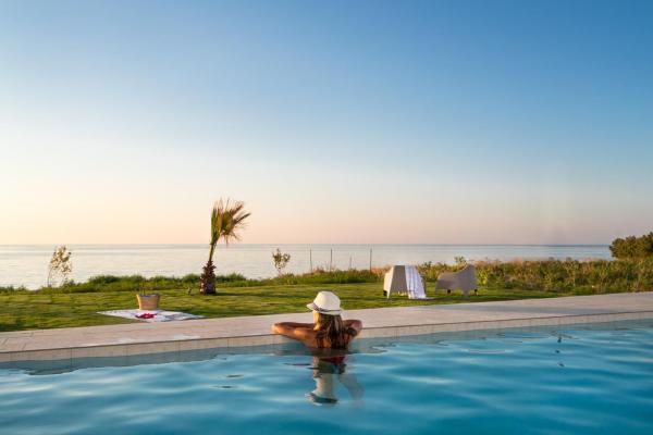 A la foto es mostra l'objecte Beachfront Nymphes Aigli with Private Pool, Children Area & BBQ situat a la ciutat de Skaleta.