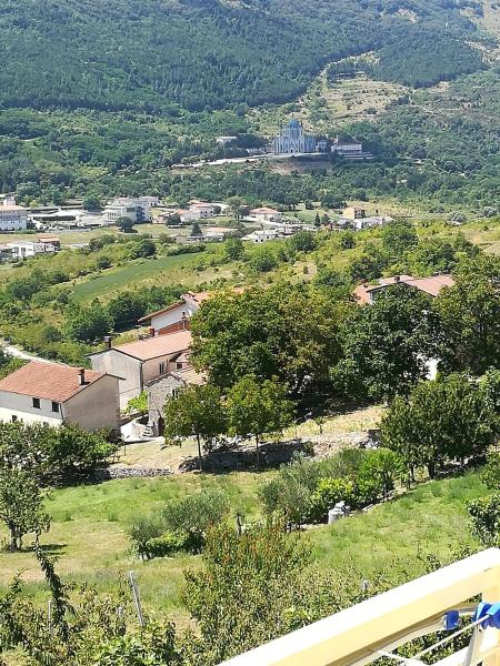 På billedet ses objektet Guado di Pio-appartamento panoramico beliggende i byen Castelpizzuto.
