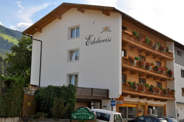 Na fotografii je vidět objekt Gästehaus Pension Edelweiss nacházející se ve městě Kolsass.