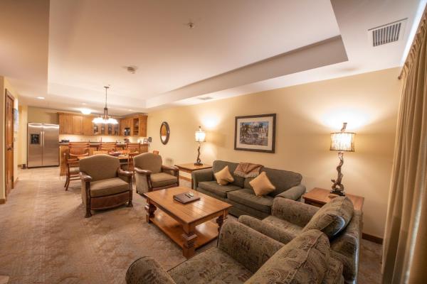 Foto 1: Comfortable & Spacious 2 Bedroom Condo unit in Mountaineer Square condo
