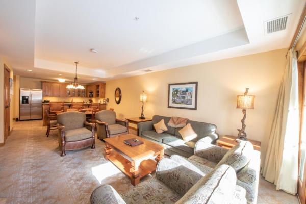 Foto 2: Comfortable & Spacious 2 Bedroom Condo unit in Mountaineer Square condo