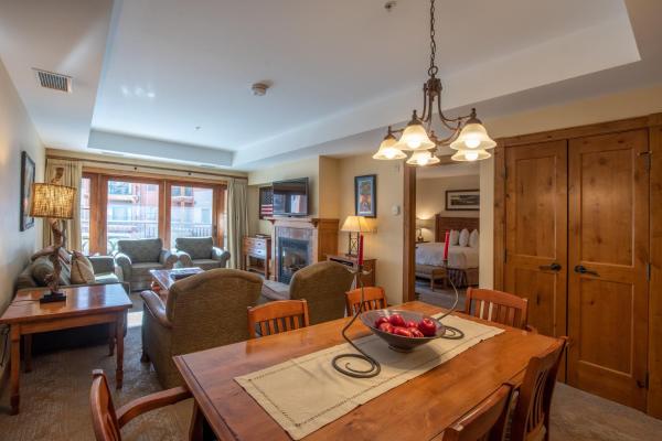 Foto 6: Comfortable & Spacious 2 Bedroom Condo unit in Mountaineer Square condo