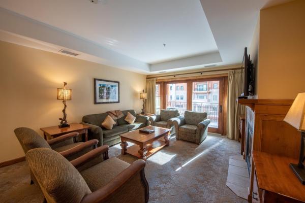 Foto 7: Comfortable & Spacious 2 Bedroom Condo unit in Mountaineer Square condo