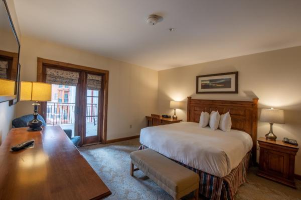 Foto 9: Comfortable & Spacious 2 Bedroom Condo unit in Mountaineer Square condo