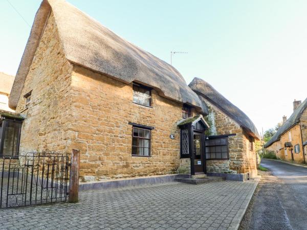 På billedet ses objektet Spring Cottage beliggende i byen Horley.