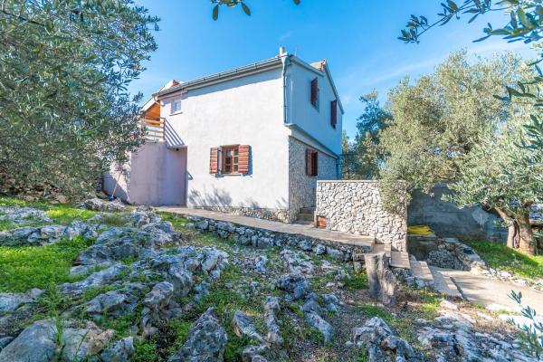 A la foto es mostra l'objecte House Brena situat a la ciutat de Tkon.