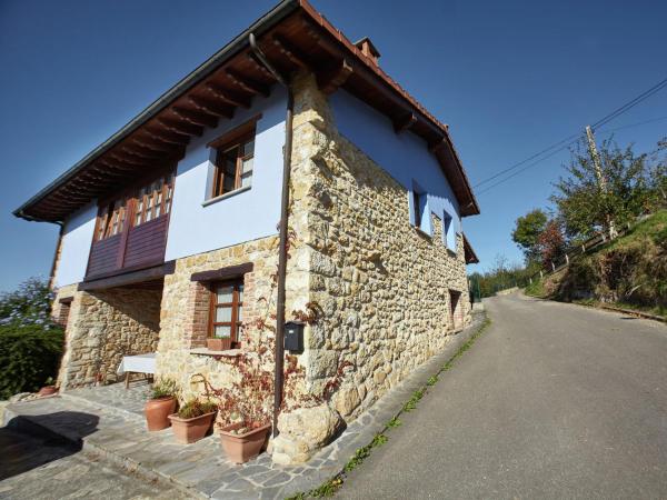 A la foto es mostra l'objecte Mansion with Pool & Terrace situat a la ciutat de Nava.