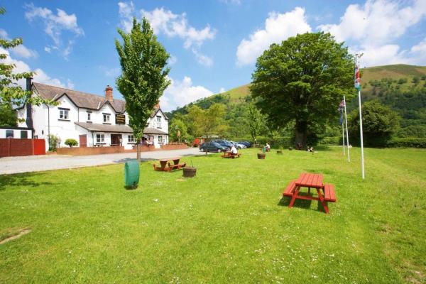 Na fotografii je vidět objekt Abbey Grange Hotel nacházející se ve městě Llangollen.