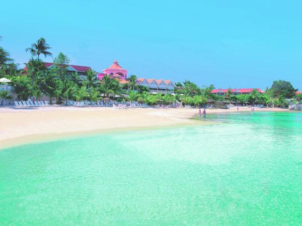 På billedet ses objektet Coco Reef Resort & Spa beliggende i byen Crown Point.