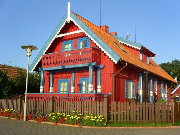 The photo shows the Inkaro Kaimas located in the city of Nida.