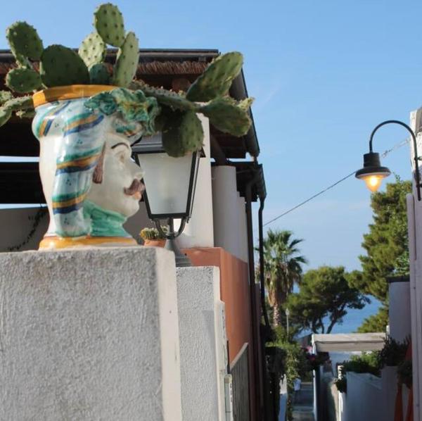 A la foto es mostra l'objecte Casa Didime, al centro di Malfa a soli 600 mt dalla spiaggia situat a la ciutat de Malfa.