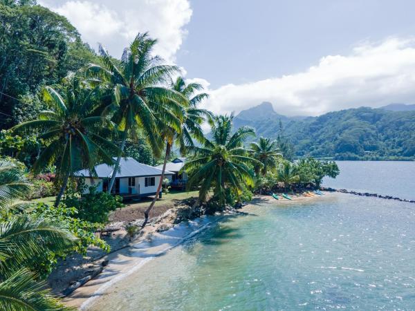 På bilden syns objektet Le Neliza Beach Lodge Raiatea som ligger i staden Motu Roa.