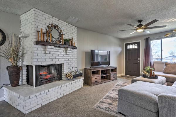 Fotografie 4: Duplex with Private Yard 3 Mi to Downtown Loveland!
