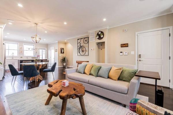A la foto es mostra l'objecte Urban Oasis 3 BDR 2 and Half Baths Queen Sofa Bed in Living room and Free Parking situat a la ciutat de Washington.