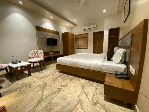 A la foto es mostra l'objecte HOTEL DAMODAR situat a la ciutat de Veraval.