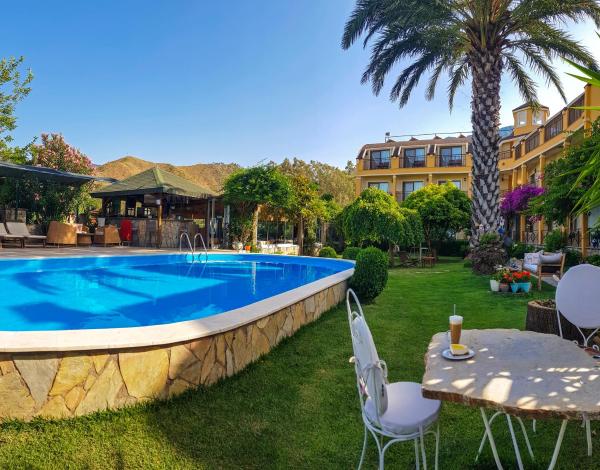 A la foto es mostra l'objecte Papirus Hotel situat a la ciutat de Adrasan.
