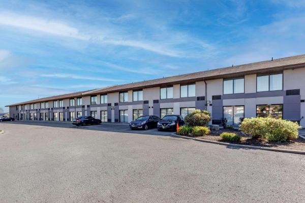 A la foto es mostra l'objecte Comfort Inn Airport West situat a la ciutat de Mississauga.