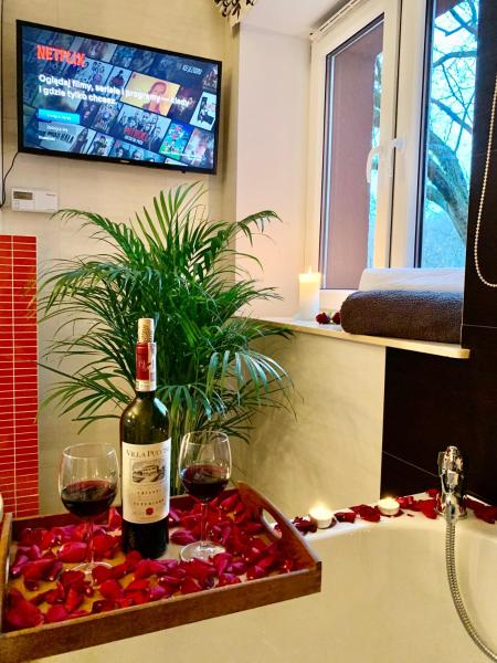 A la foto es mostra l'objecte LAS SŁUPSKI PREMIUM LOVE APARTAMENT NR5 Wifi Netflix Smart TV50 full kitchen double bathtub up to 4 people full pleasure quality stay situat a la ciutat de Slupsk.