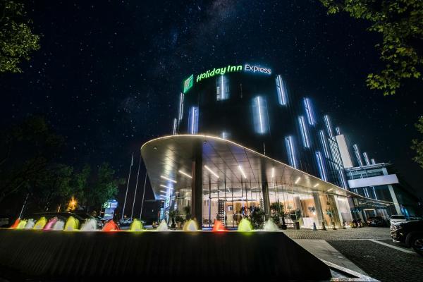 Na foto é possível ver o objeto Holiday Inn Express Shanghai Songjiang Fangta by IHG localizado na cidade de Songjiang.
