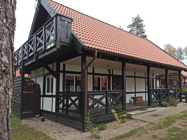 The photo shows the dom całoroczny na Kaszubach Nietoperek, prywatna balia, bania ruska, prywatna sauna located in the city of Załakowo.