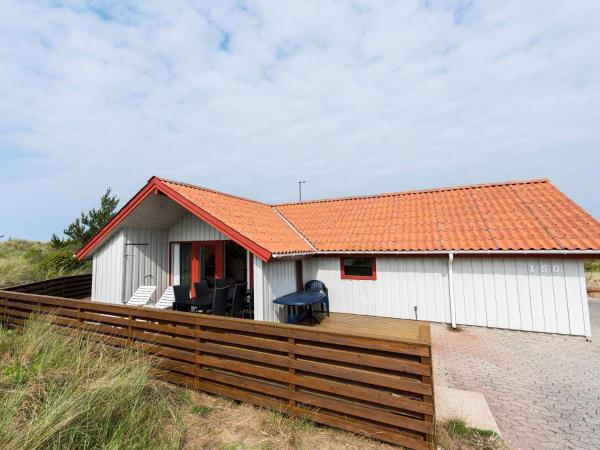 A la foto es mostra l'objecte 6 person holiday home in Hvide Sande situat a la ciutat de Bjerregård.