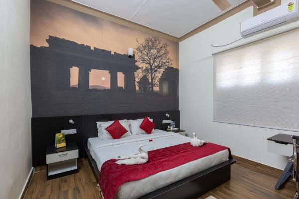 Na fotografii je vidět objekt KSTDC Hotel Mayura Vijayanagara Hampi nacházející se ve městě Koppal.