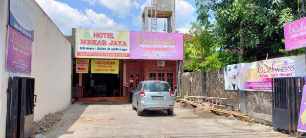 照片显示了位于Kemiri市的Hotel Keluarga Mekar Jaya Syariah Near UNS Solo物件。