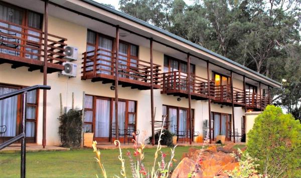 The photo shows the Sandford Park Country Hotel located in the city of Bergville.