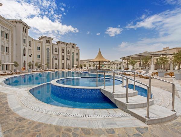 A la foto es mostra l'objecte Ezdan Palace Hotel situat a la ciutat de Doha.