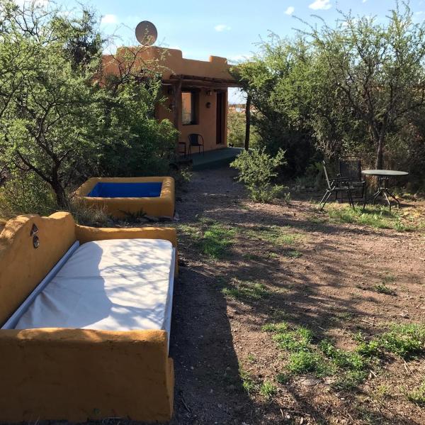 A la foto es mostra l'objecte Cabañas Taos Pueblo situat a la ciutat de Capilla del Monte.