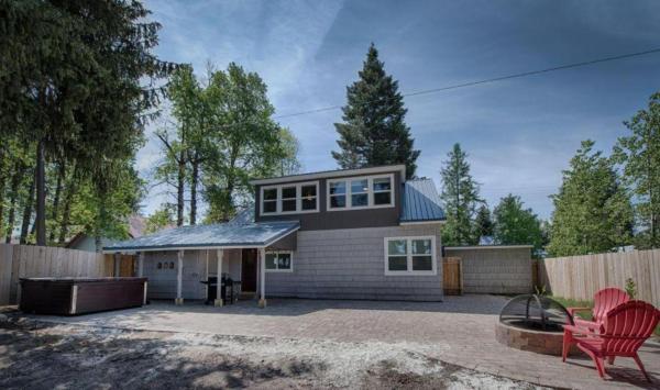 La photo montre l'objet Park Street Cottage by Casago McCall - Donerightmanagement situé dans la ville de McCall.