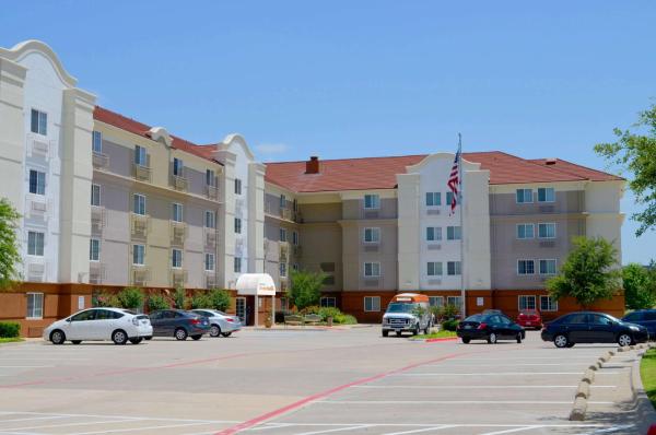 Na fotografii je vidět objekt Sonesta Simply Suites Dallas Las Colinas nacházející se ve městě Irving.