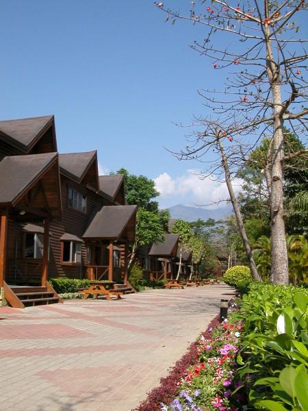 The photo shows the Master Bear Resort located in the city of Chulu.