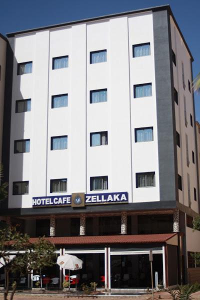 Na zdjęciu widoczny jest obiekt ZELLAKA hôtel & café położony w mieście Dechret Charfa.