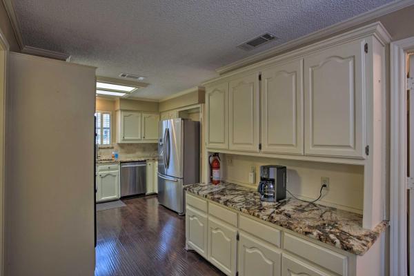Foto 9: Pool Table, Patio and Grill Idyllic McKinney Home