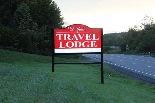 Na foto é possível ver o objeto Chatham Travel Lodge localizado na cidade de Kinderhook.