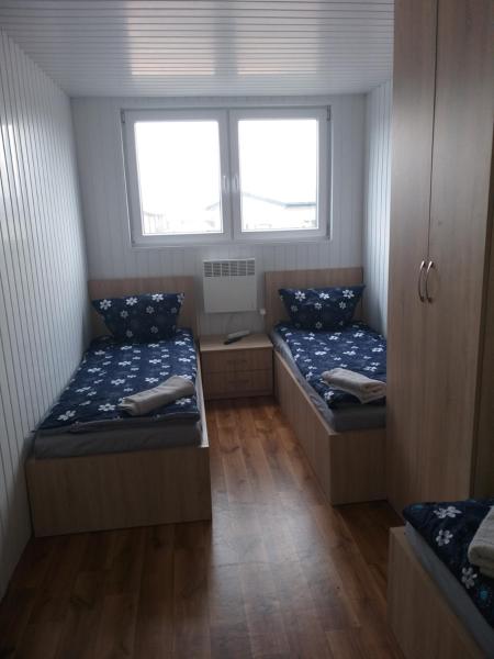Auf dem Foto ist das Objekt Domek - 2 Sypialnie, Kuchnia, Łazienka - 6 Osobowy N6 - FreezerHause Izdebno- NoclegiGrodziskPL 792-535-535 in der Stadt Teresin zu sehen.