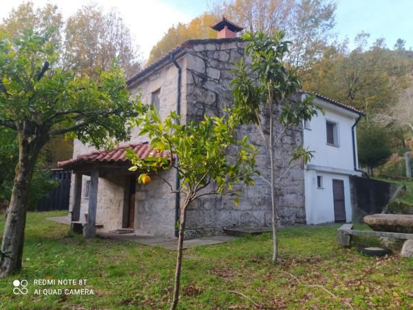 На фото показан объект Casa Prado de Mó, расположенный в городе Аркуш-ди-Валдевеш.