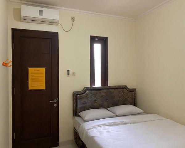 Στη φωτογραφία φαίνεται το αντικείμενο Jatiwinangun Homestay near GOR Satria Purwoketo Mitra RedDoorz που βρίσκεται στην πόλη Purwokerto.