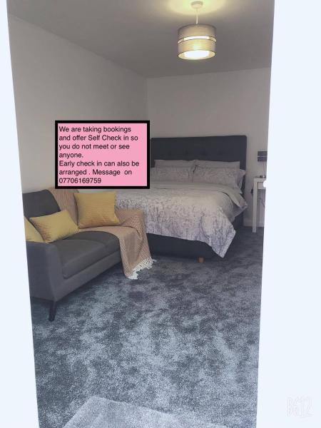 På billedet ses objektet Flat 2 - Entire Modern Two Bedrooms home with en-suite & free parking close to QMC, City centre and Notts uni - Self check in beliggende i byen Nottingham.