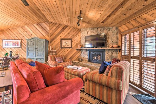 A la foto es mostra l'objecte Lovely New Mexico Retreat w/ 4 Private Balconies! situat a la ciutat de Angel Fire.