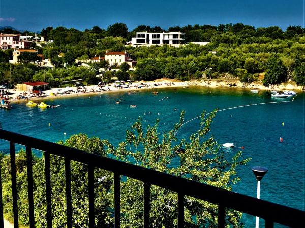 Na zdjęciu widoczny jest obiekt VILLAMAR beachfront apartments with FREE private parking położony w mieście Rabac.