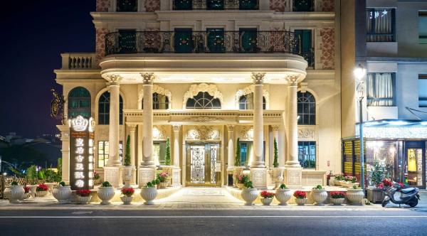 The photo shows the Sun Moon Lake Queen Castle Hotel 日月潭皇后古堡飯店 located in the city of Yuchi.