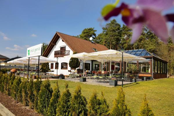 Na zdjęciu widoczny jest obiekt Lokal Genial Pension & Restaurant położony w mieście Beelitz.
